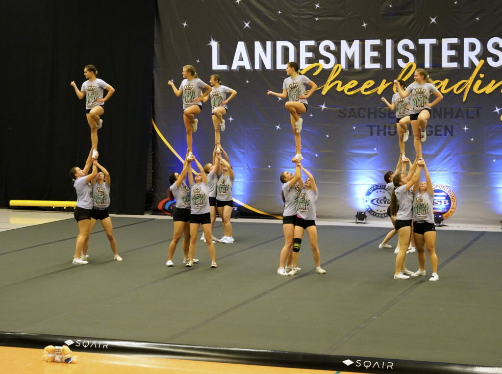 Stunts auf der Cheerleading Meisterschaft